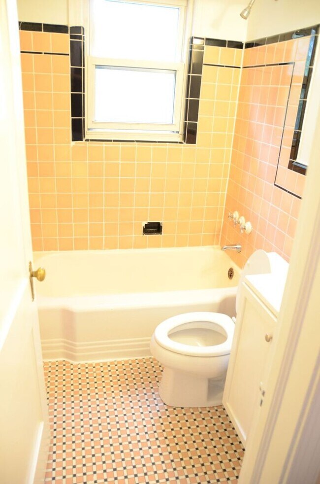 Building Photo - 8210 Greenwood Ave