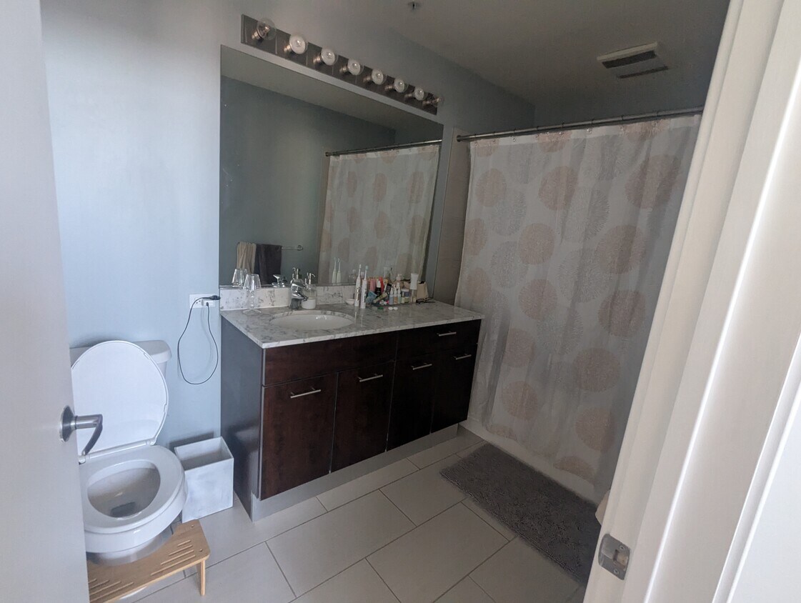 Foto del edificio - 3928 N Pine Grove Ave