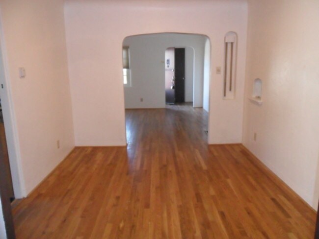 Building Photo - 413 Wellesley Dr SE