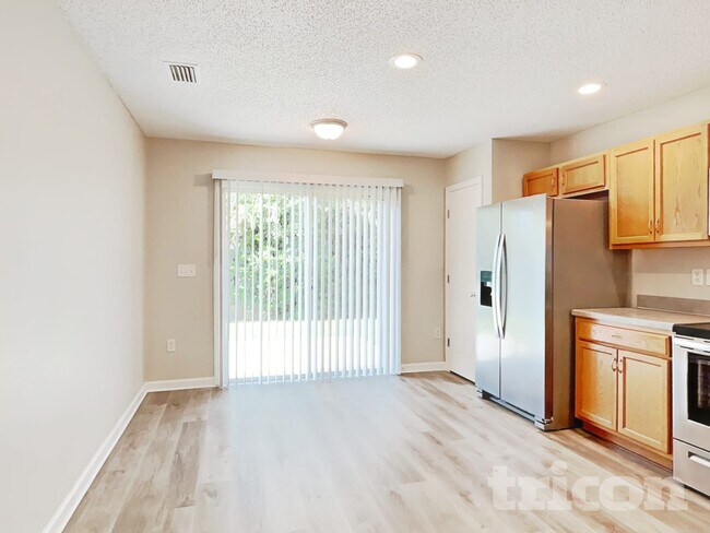 Foto del edificio - 11626 Brian Lakes Dr N