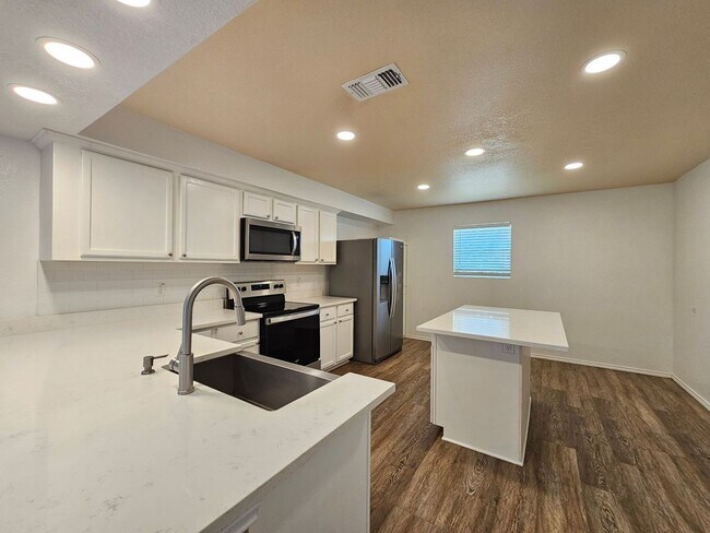Foto del edificio - SECTION 8 ACCEPTED - BRAND NEW FLOORING - AVAILABLE & MOVE-IN READY!