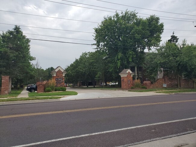 Building Photo - 3 bd, 2.5 ba Village South condo, great so...