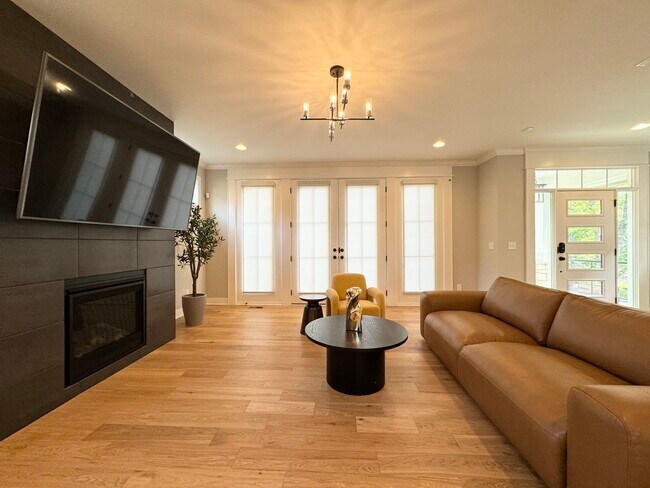 Building Photo - 717 Corbin Terrace