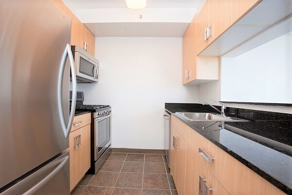 Building Photo - 524 W 42nd St