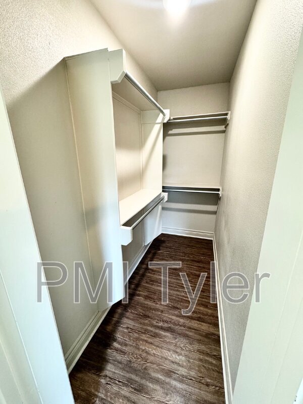 Building Photo - 1806 W Oakwood St