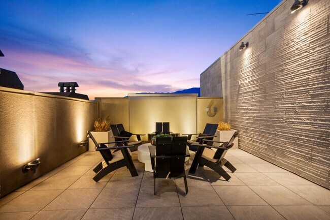 Building Photo - Modern 2-Bedroom Condo with Rooftop Amenit...