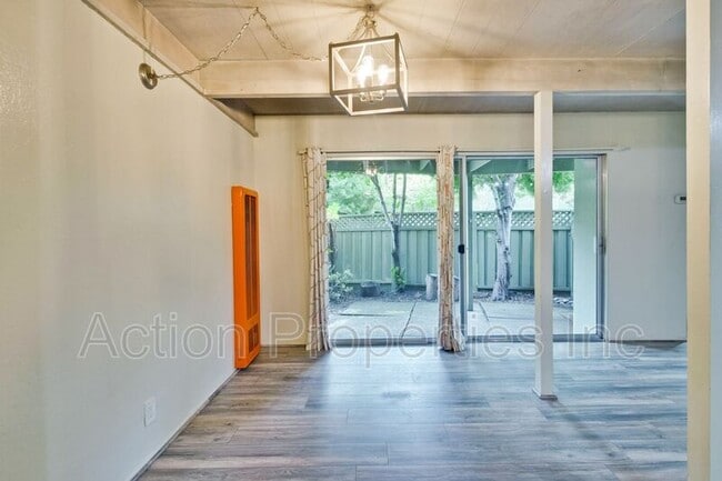 Building Photo - 278 Monroe Dr