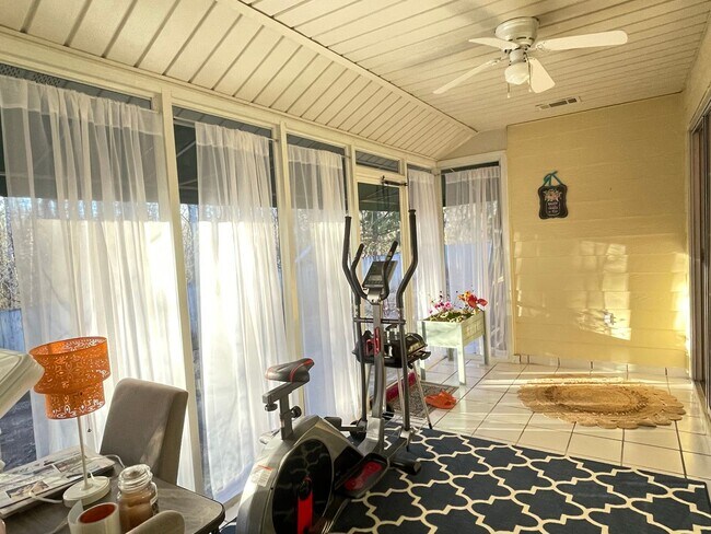 Building Photo - Townhome in Opelika- 2/2 Avaliable April 1st!