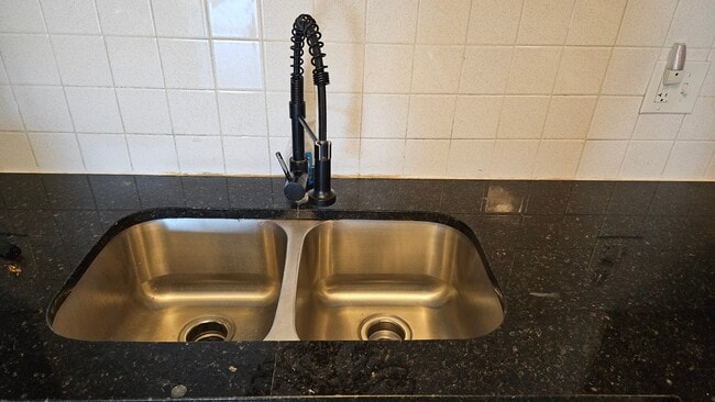 Foto del edificio - 312 Avanda Ct