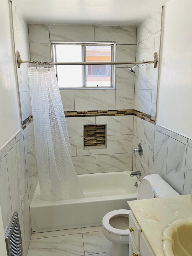 Foto del edificio - 827 N Hudson Ave