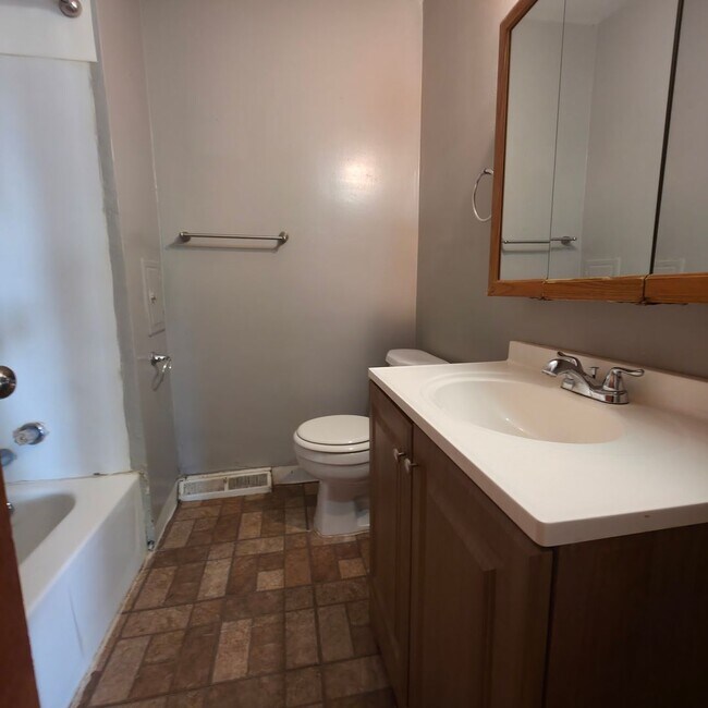 Building Photo - Single Family Home 4 beds 1 bath FOR RENT!
