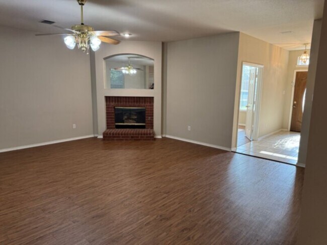 Foto del edificio - Charming 2-Story Home with 3 Bedrooms, Gam...