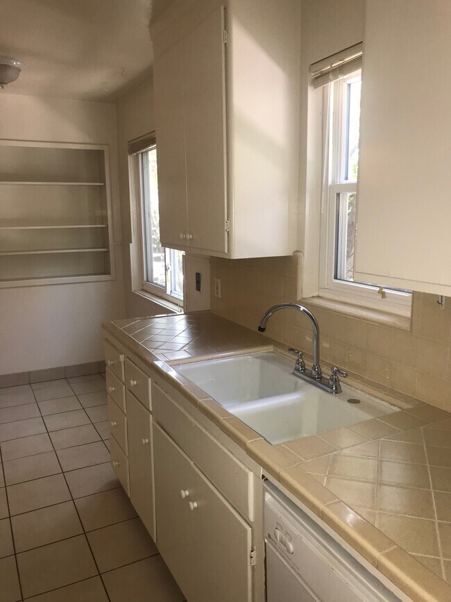 Bright, sunny kitchen - 385 Oak Grove Ave