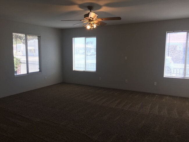 Building Photo - Two Bedroom with Bonus Room!