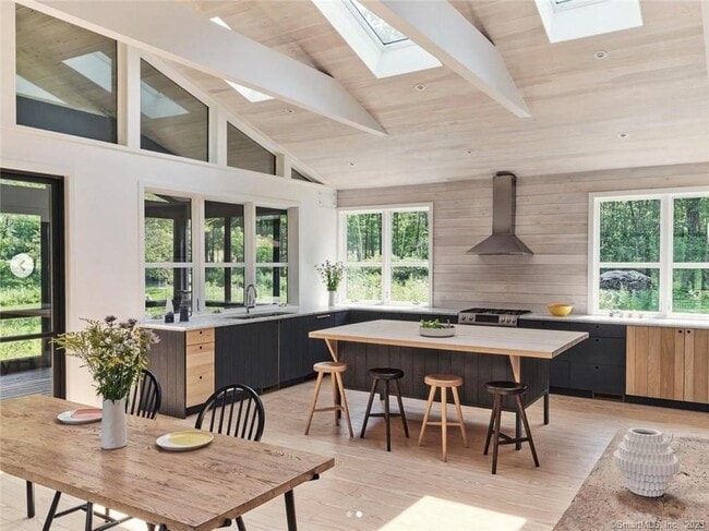 Building Photo - 8 Chester Rd