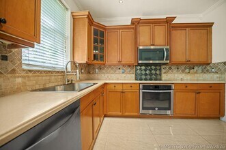 Building Photo - 9058 Alexandra Cir