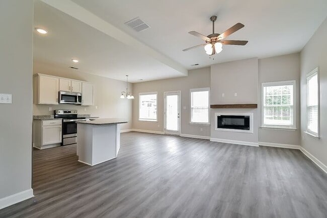 Building Photo - Now Leasing a 4-bedroom 2.5 bath home in W...