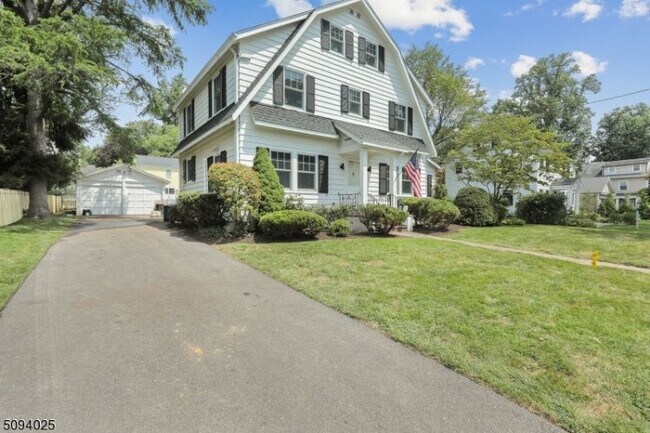 Building Photo - 11 Pine Terrace W
