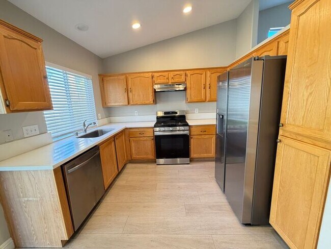 Building Photo - To schedule a viewing, call Wally Fellman at 702-493-9787