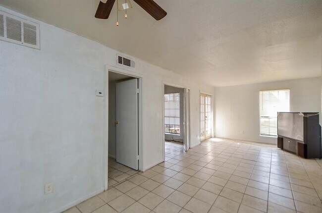 Building Photo - 9090 S Braeswood Blvd