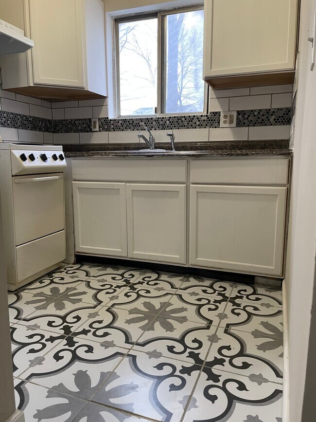 Kitchen - 39 Rhodes Ave