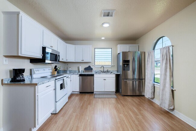 Foto del edificio - 16859 W Juneau St