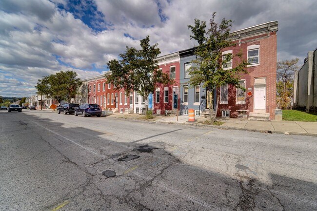 Foto del edificio - Beautifully Updated Townhome in Prime Loca...