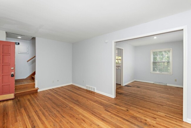 Building Photo - Updated 3 Bedroom Duplex – Prime Location ...