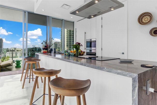 Foto del edificio - 700 NE 26th St