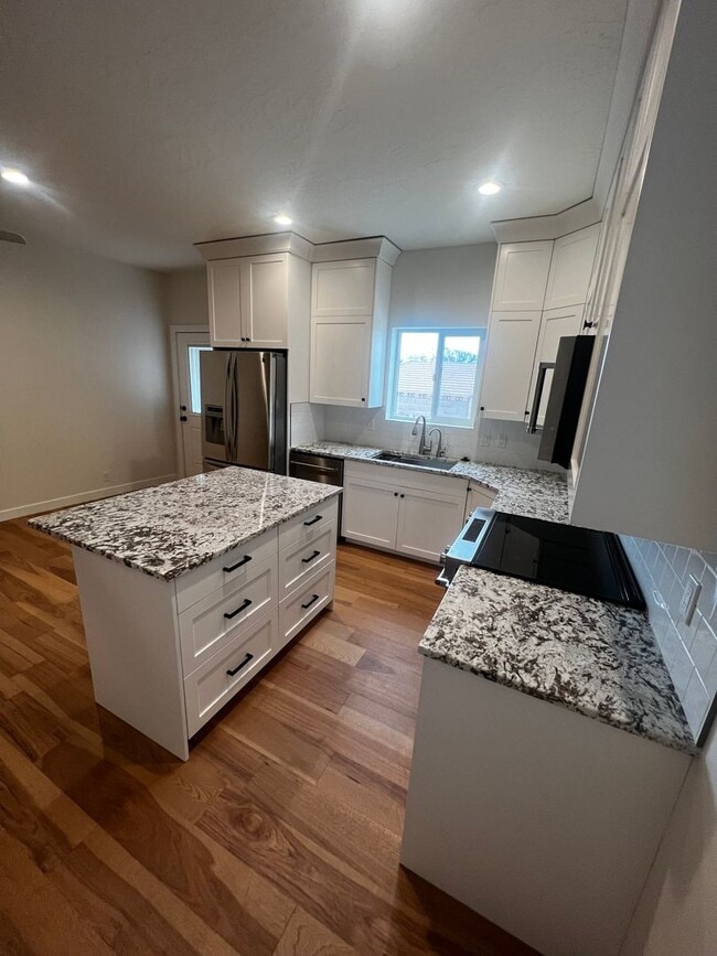 Building Photo - FF06