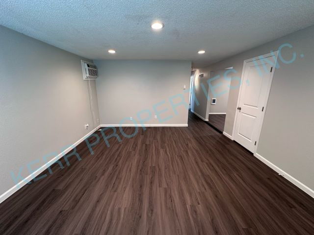 Building Photo - Charming 3-Bed Sanctuary in Milwaukie with Spacious 1052 Sq Ft Layout – A Cozy Retreat!