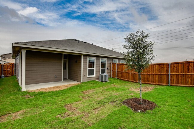 Foto del edificio - AVAILABLE NOW! GORGEOUS 3 BEDROOM DUPLEX LOCATED IN MIDLOTHIAN ISD!