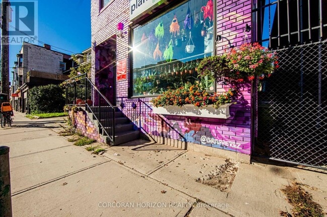 Building Photo - 2257 Dundas St W