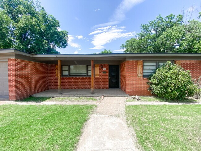 Building Photo - Charming 3-Bedroom Home with Cozy Fireplace