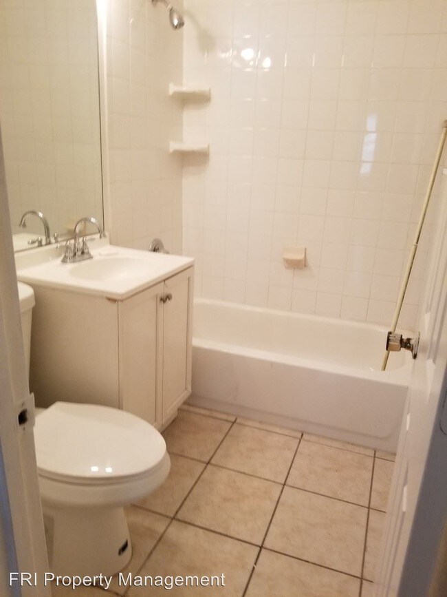 Building Photo - 3 br, 2 bath Apartment - 1426 E Mulberry Dr