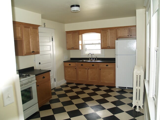 Kitchen - 643 Laurel Ave