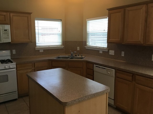 Building Photo - 6205 Ozark Trl