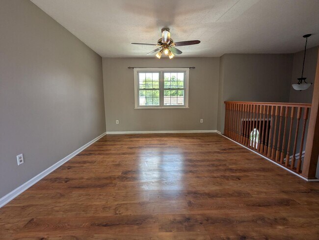 Foto del edificio - Large Home in Radcliff KY w/2 Bonus Rooms!