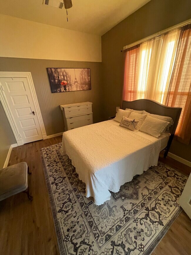 Foto del edificio - 230 W Myrtle St