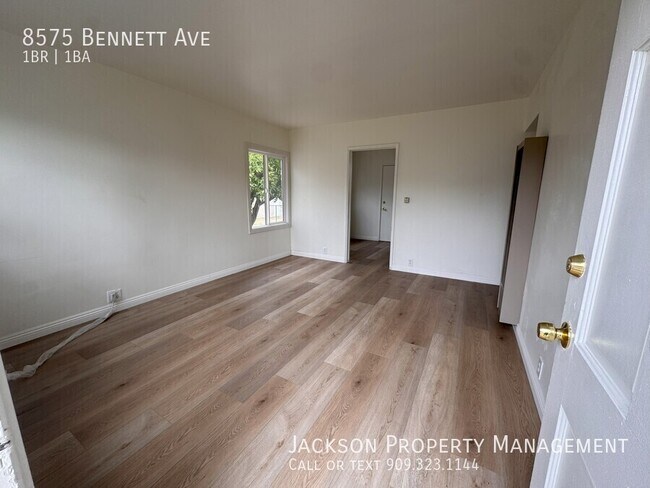 Foto del edificio - 8575 Bennett Ave