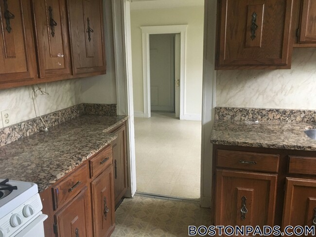 Building Photo - 88 Maple St