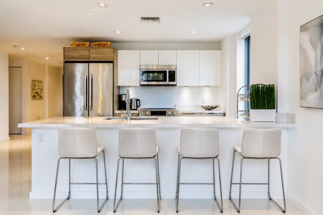Foto del edificio - 9940 W Bay Harbor Dr