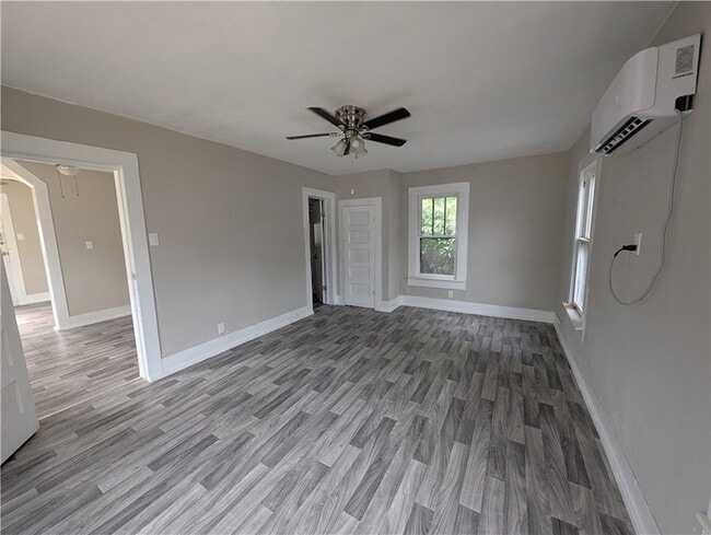 Building Photo - 613 6th St