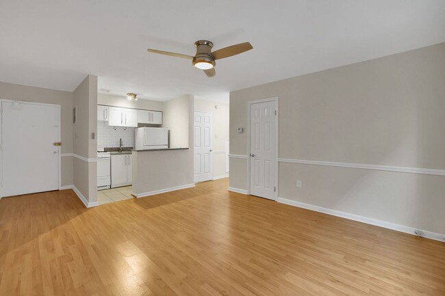 Building Photo - Charming 2-Bedroom Condo in Prime Capitol ...