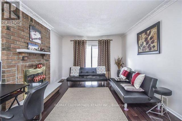 Building Photo - 2 Hampstead Ct