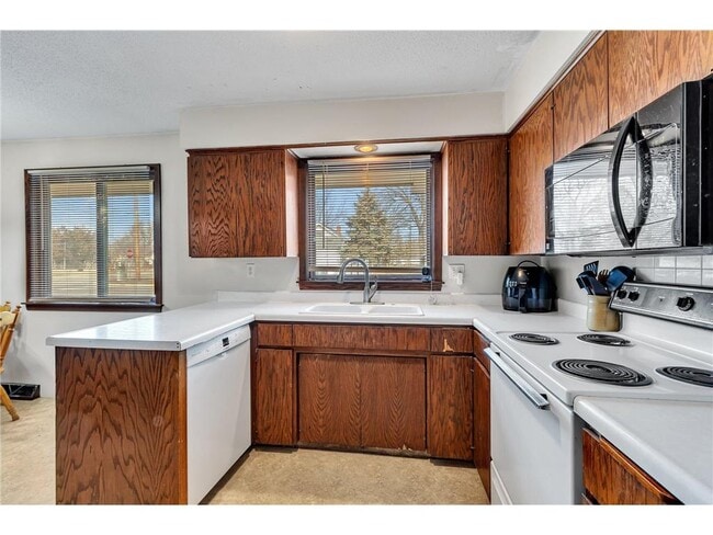 Building Photo - 154 2nd St N