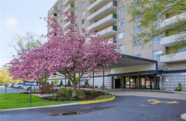 Foto del edificio - 7320 Glenroie Ave