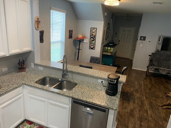 Foto del edificio - 512 Hummingbird Ln