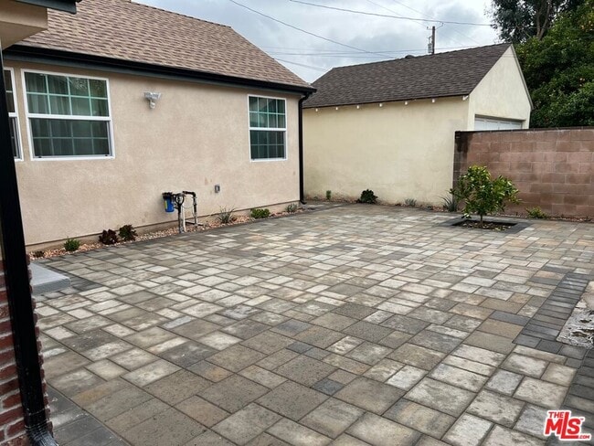 Building Photo - 434 N Beachwood Dr