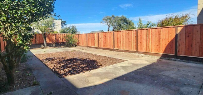 Building Photo - ENTIRE HOME-LARGE 2 Bed, 1.5 bath w/ Forma...